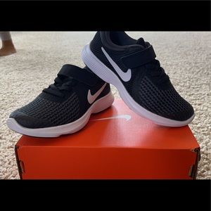 NWT Nike kids Shies 11c